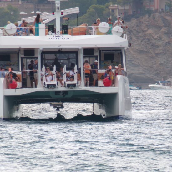 Jacht ontspanning, drankjes, rustige baai.