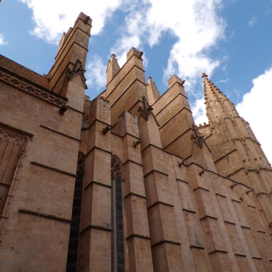 Gedetailleerd steenhouwwerk, close-up.