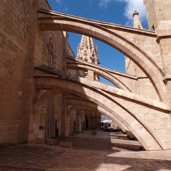 Gedetailleerd steenhouwwerk, close-up.