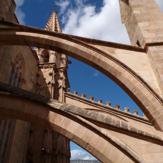 Hoofdaltaar, gouden baldakijn.