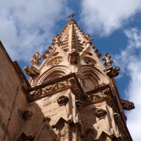 Gedetailleerd steenhouwwerk, close-up.