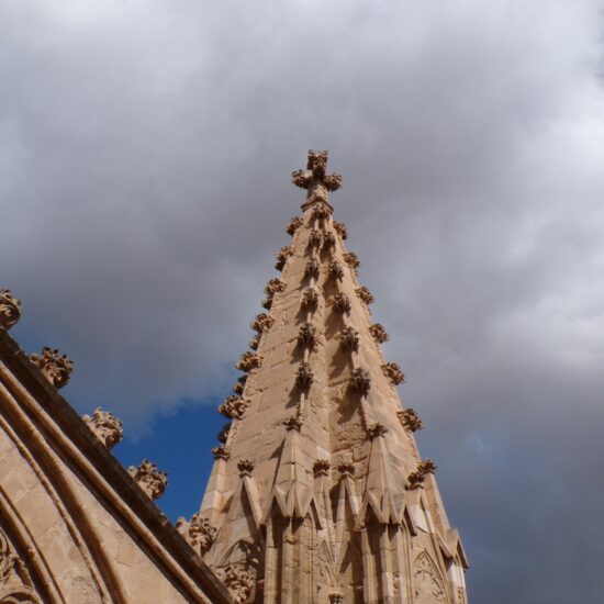 Gedetailleerd steenhouwwerk, close-up.