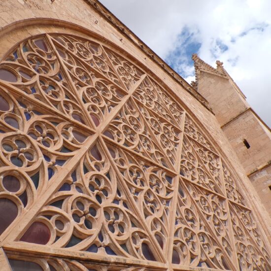 Hoge gewelfde kathedraal interieur.