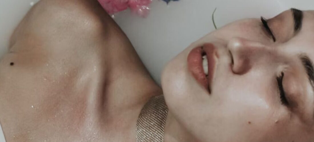 dame die een bad neemt