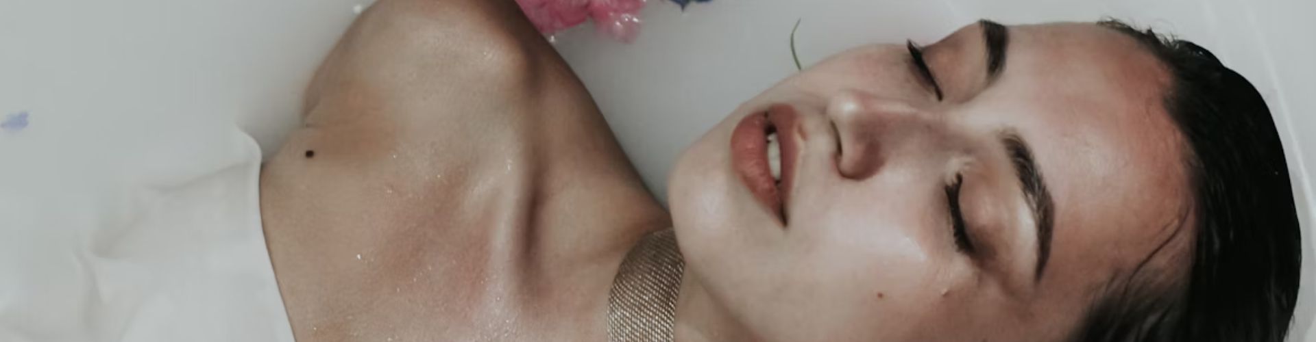 dame die een bad neemt