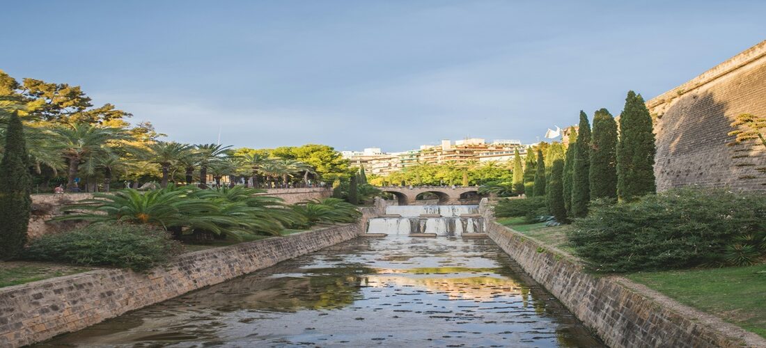 een rivier die door een weelderig groen park stroomt