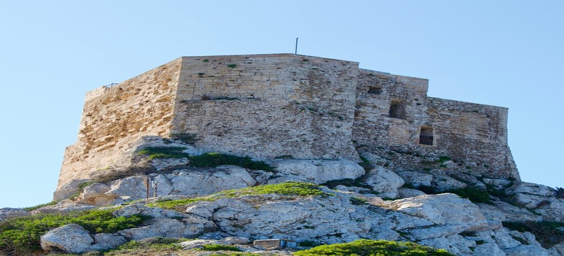 een stenen toren bovenop een berg