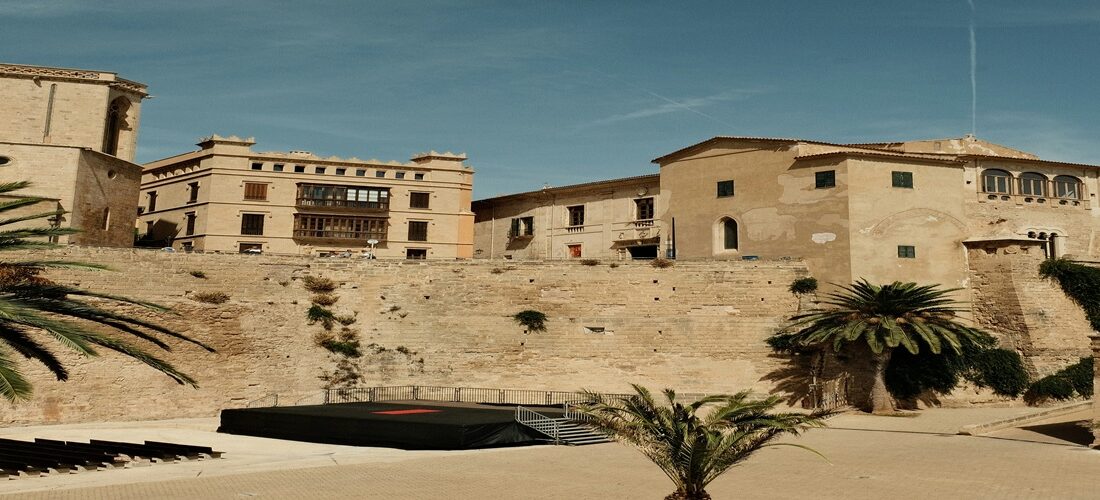 gebouw-met-palmbomen