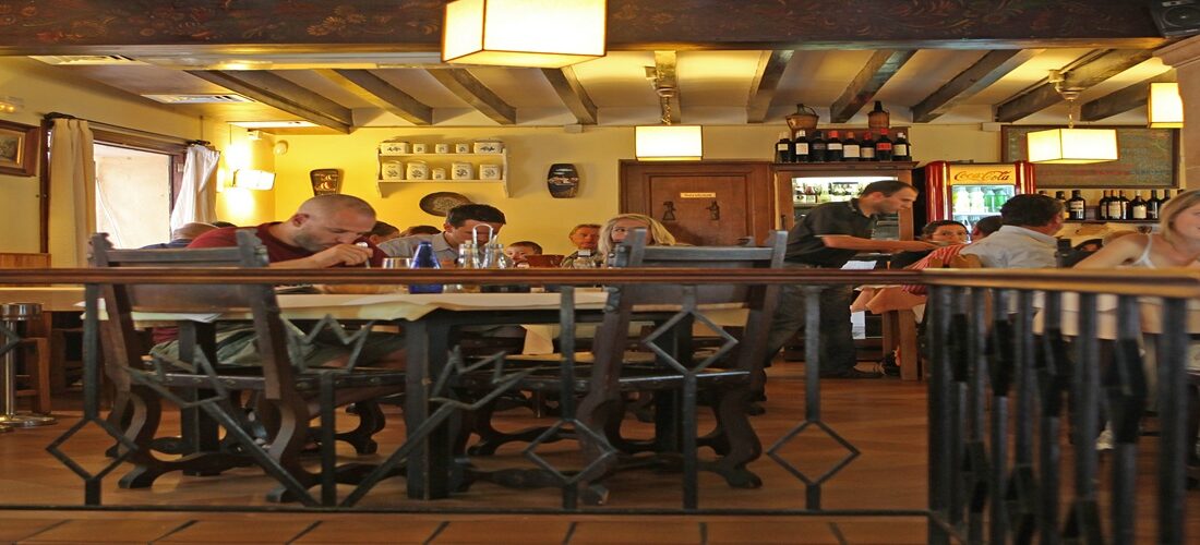 Restaurantinterieur in de oude stad