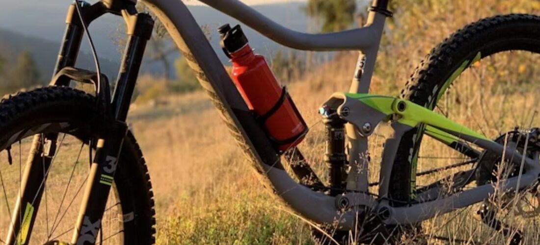 mountainbike op gras