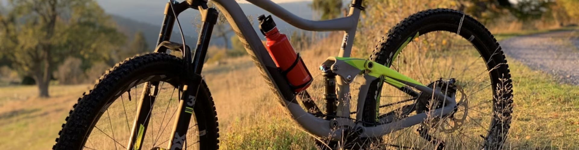 mountainbike op gras