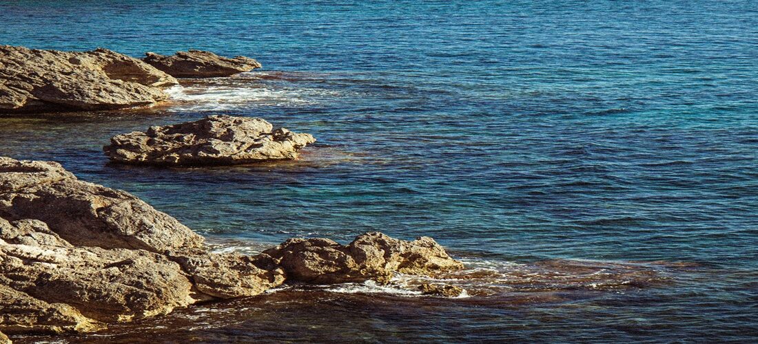 Ruige kustlijn en diepblauw water