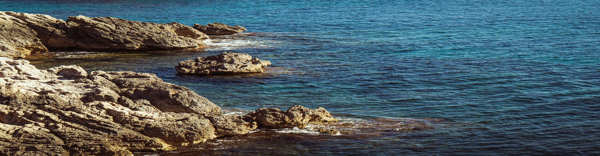 Ruige kustlijn en diepblauw water