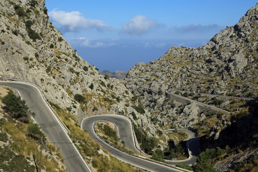 Bochtige bergweg naar Sa Calobra in de Serra de Tramuntana op Mallorca