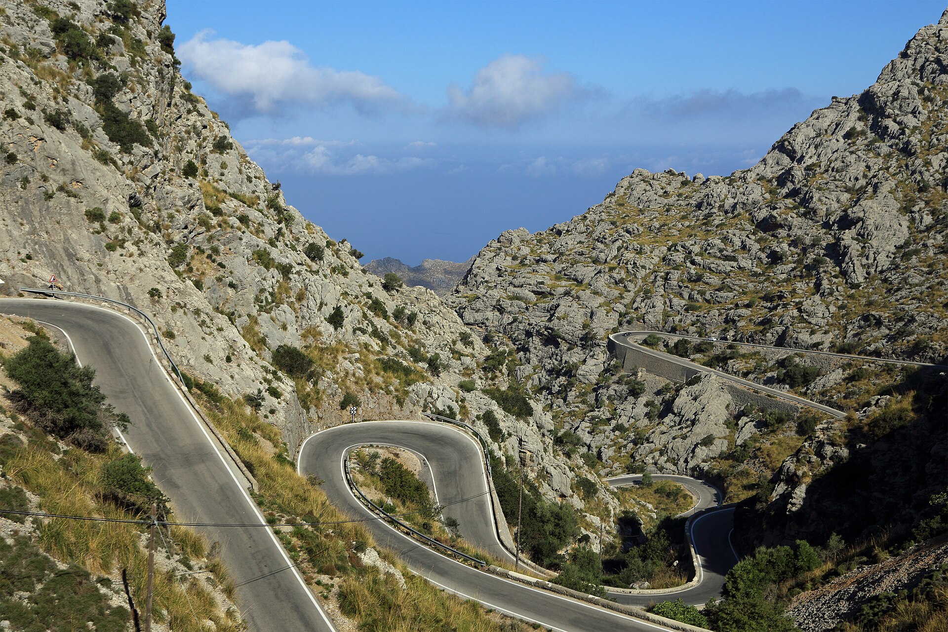 Bochtige bergweg naar Sa Calobra in de Serra de Tramuntana op Mallorca