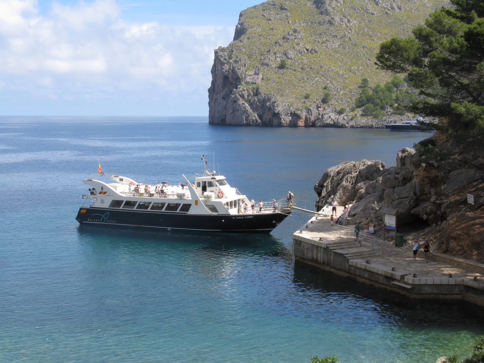 Rondvaartboot in de baai van Sa Calobra