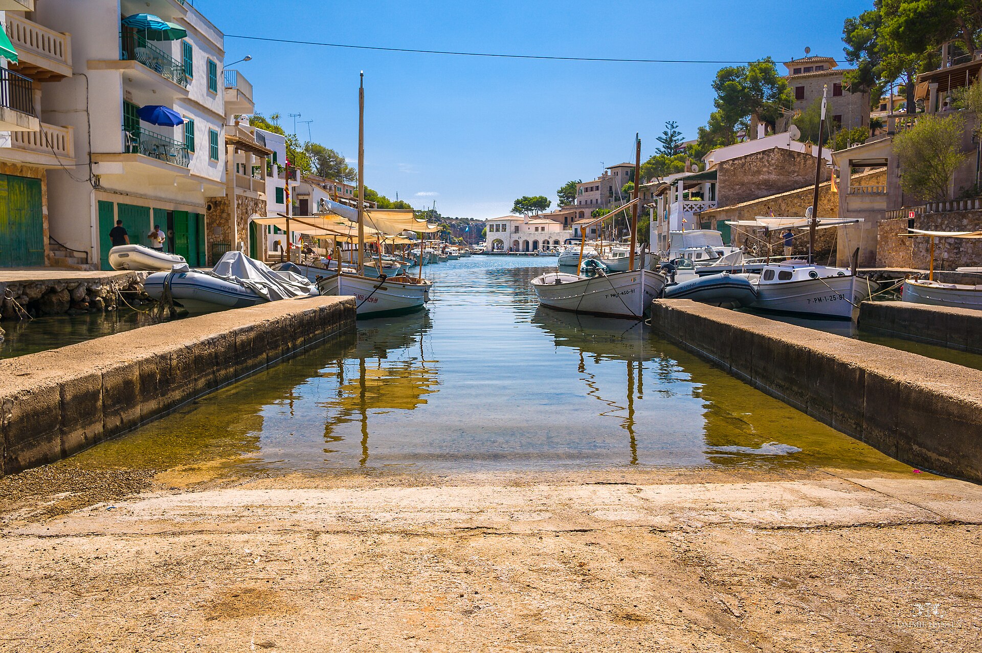 De vissershaven van Cala Figuera op Mallorca met boothuizen aan het water