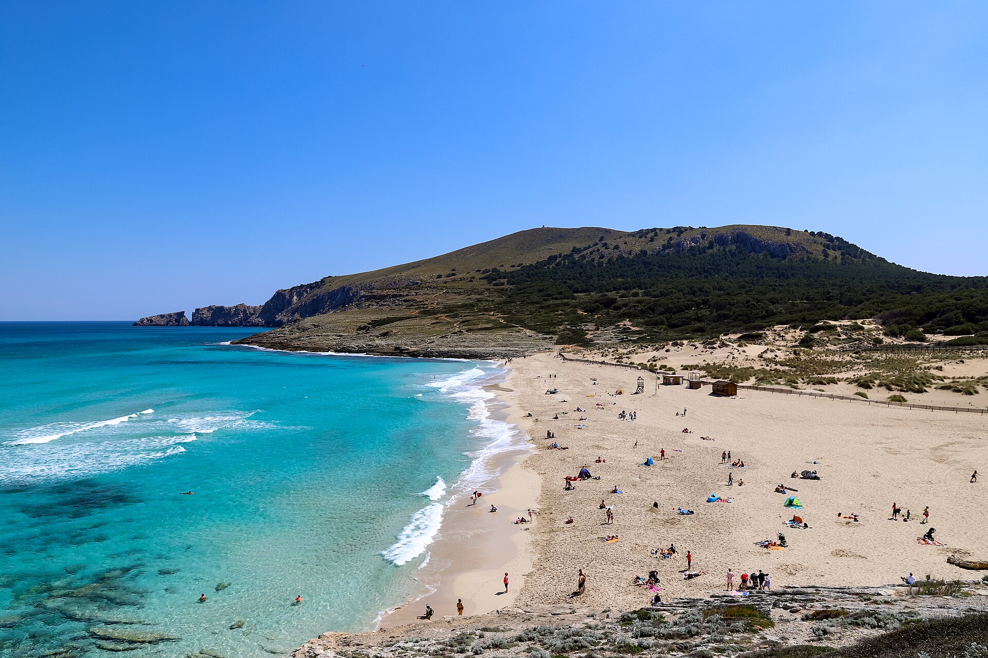Het strand van Cala Mesquida met duinen, gezien vanuit de lucht, Mallorca