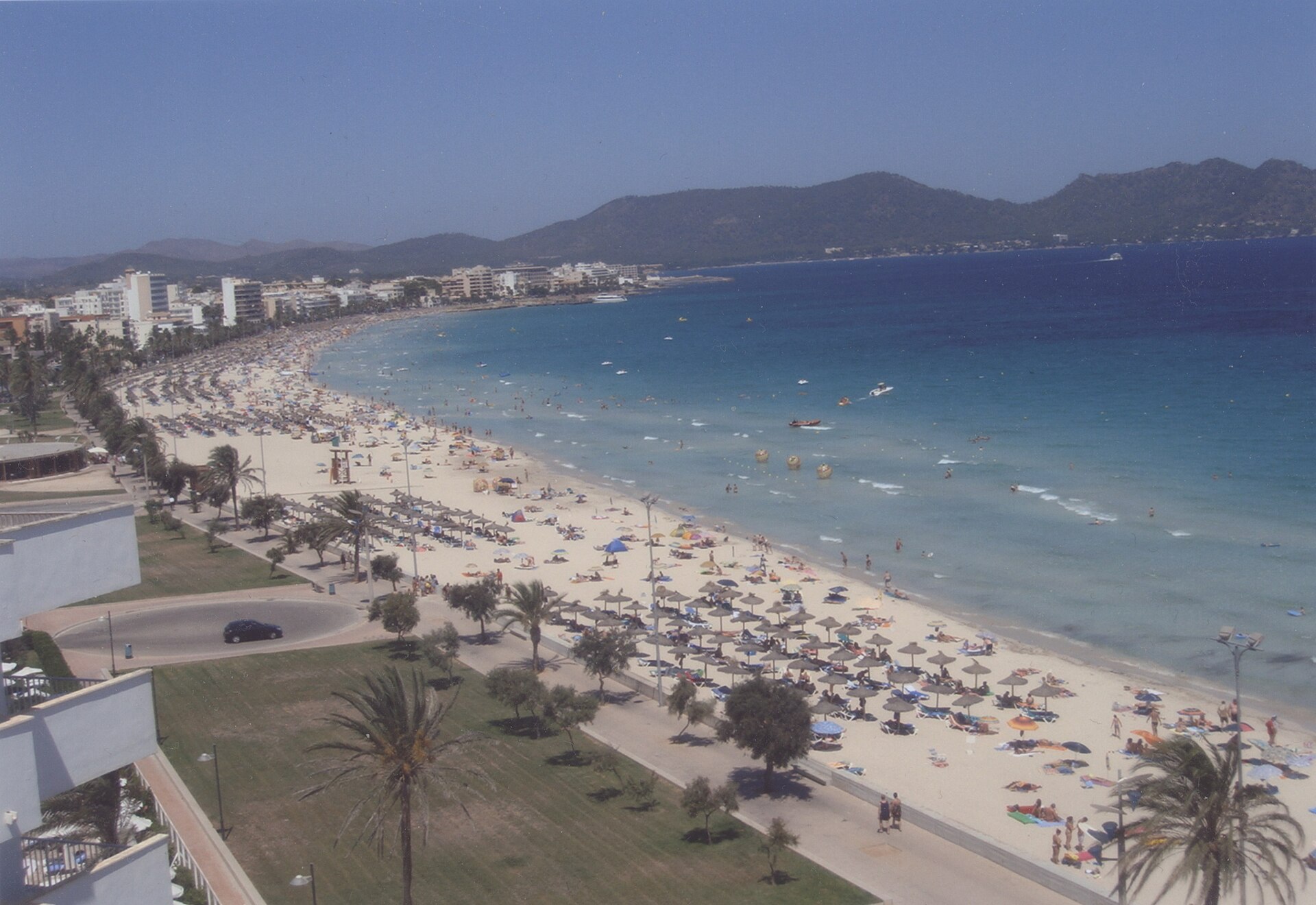 Strand van Cala Millor met uitzicht richting Cala Bona en Costa dels Pins