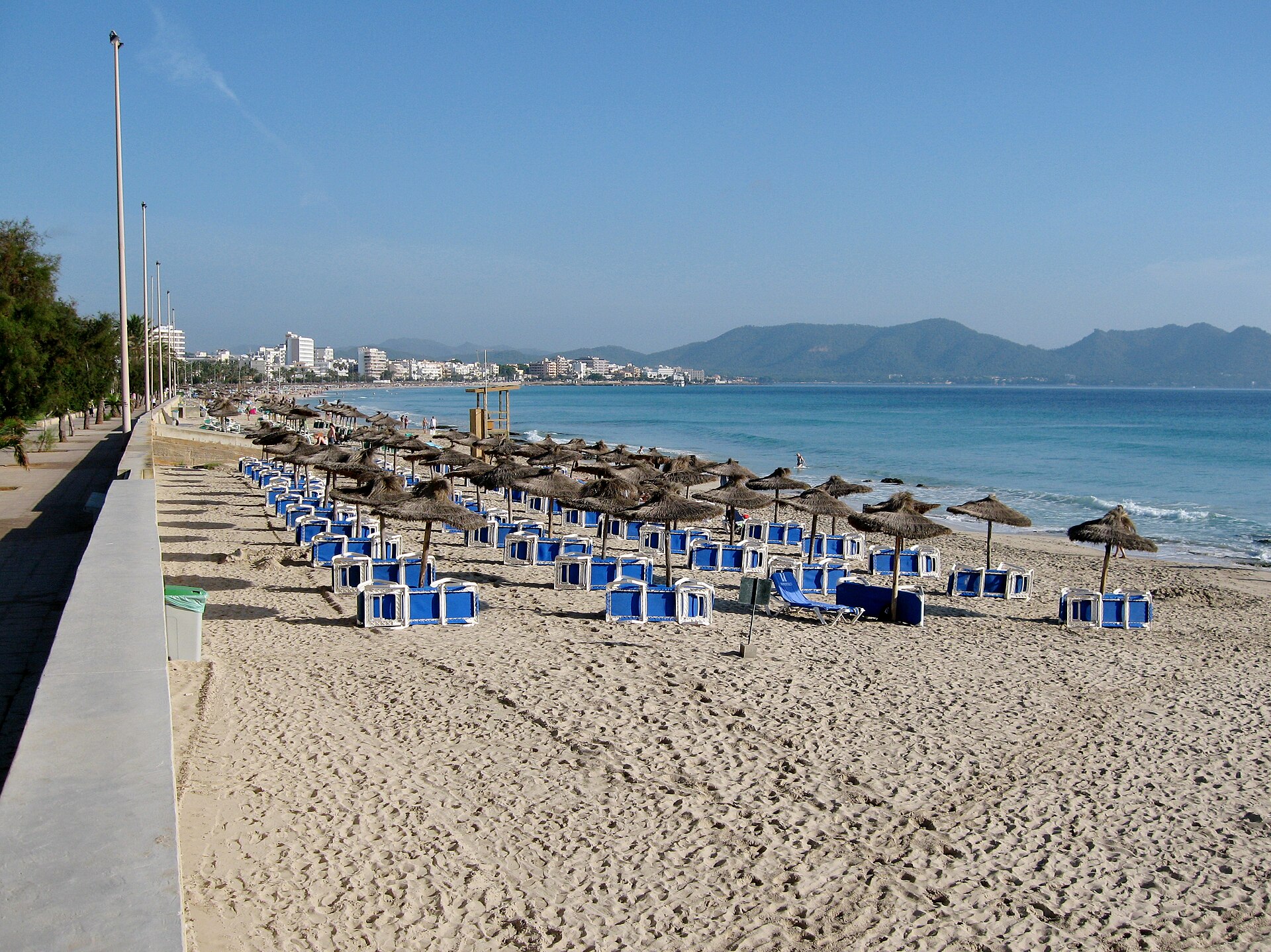 Het brede zandstrand van Cala Millor aan de oostkust van Mallorca