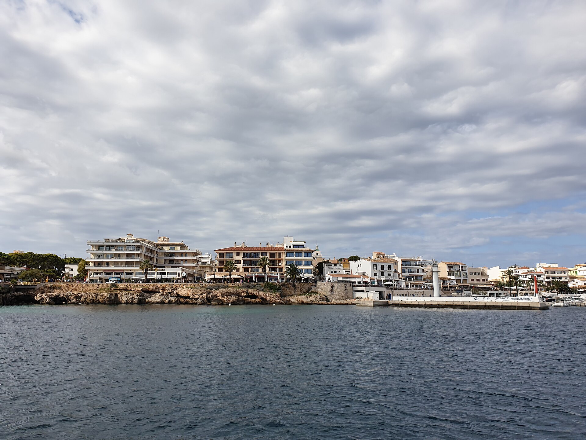 De haven van Cala Ratjada met de gebouwen aan de Passeig Colom, Mallorca