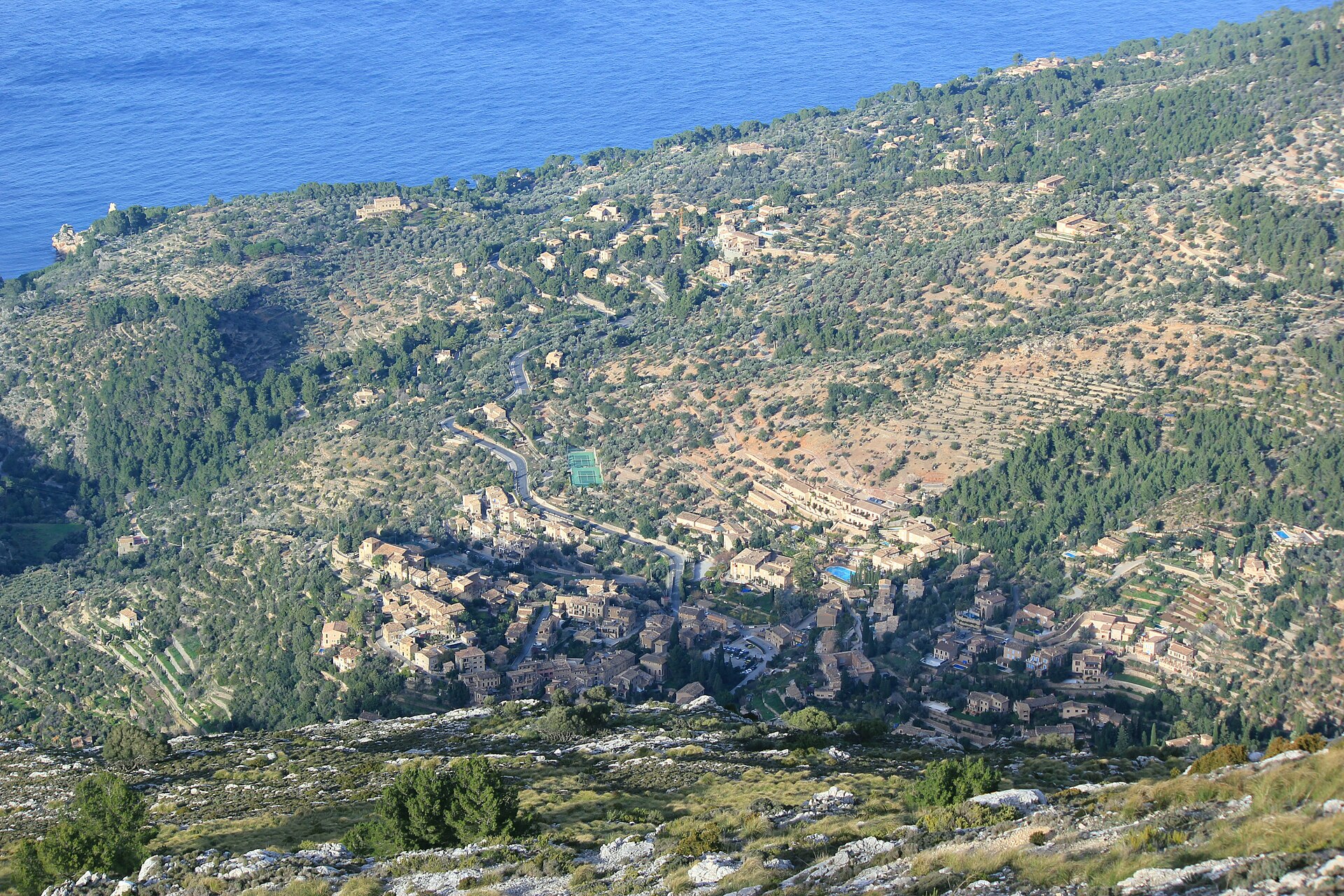 Uitzicht op het dorp Deià in de Serra de Tramuntana, Mallorca
