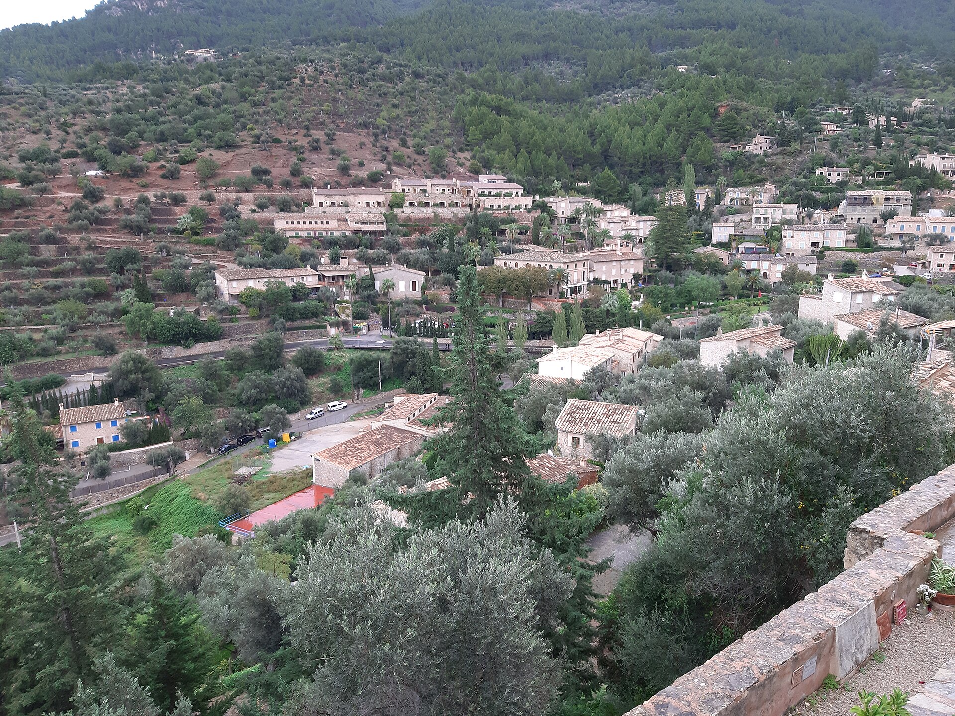 Huizen van Deià tegen de bergen, Mallorca
