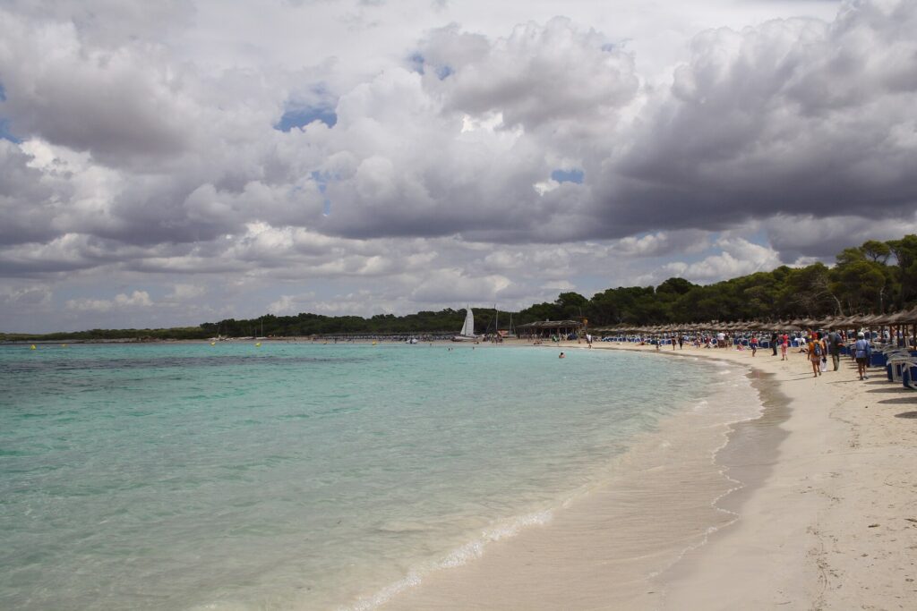 Es Trenc, Mallorca, the beach Het witte zandstrand van Es Trenc op Mallorca met helder blauw water