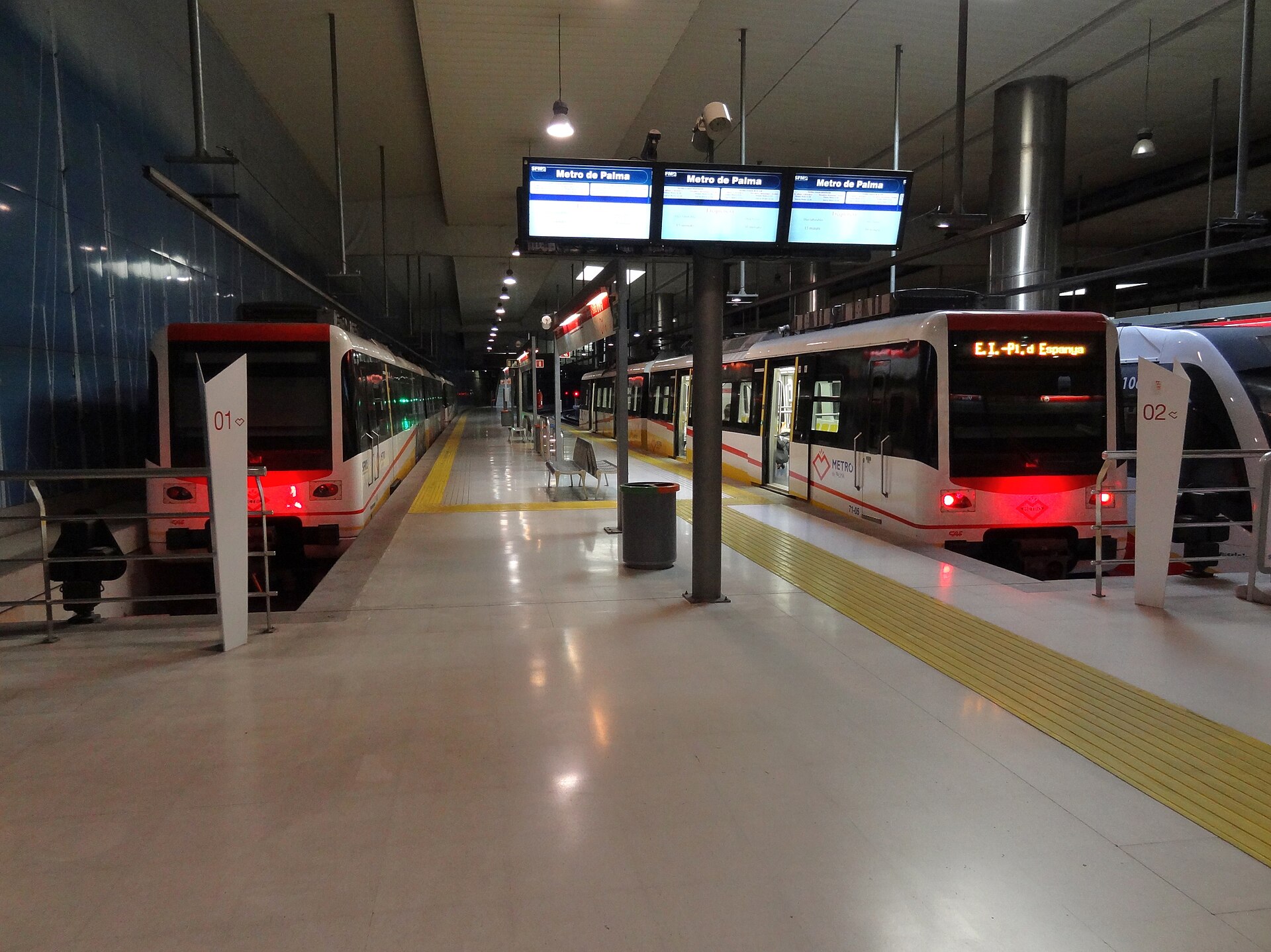 Perron van het Estació Intermodal in Palma, het centrale trein- en busstation van Mallorca