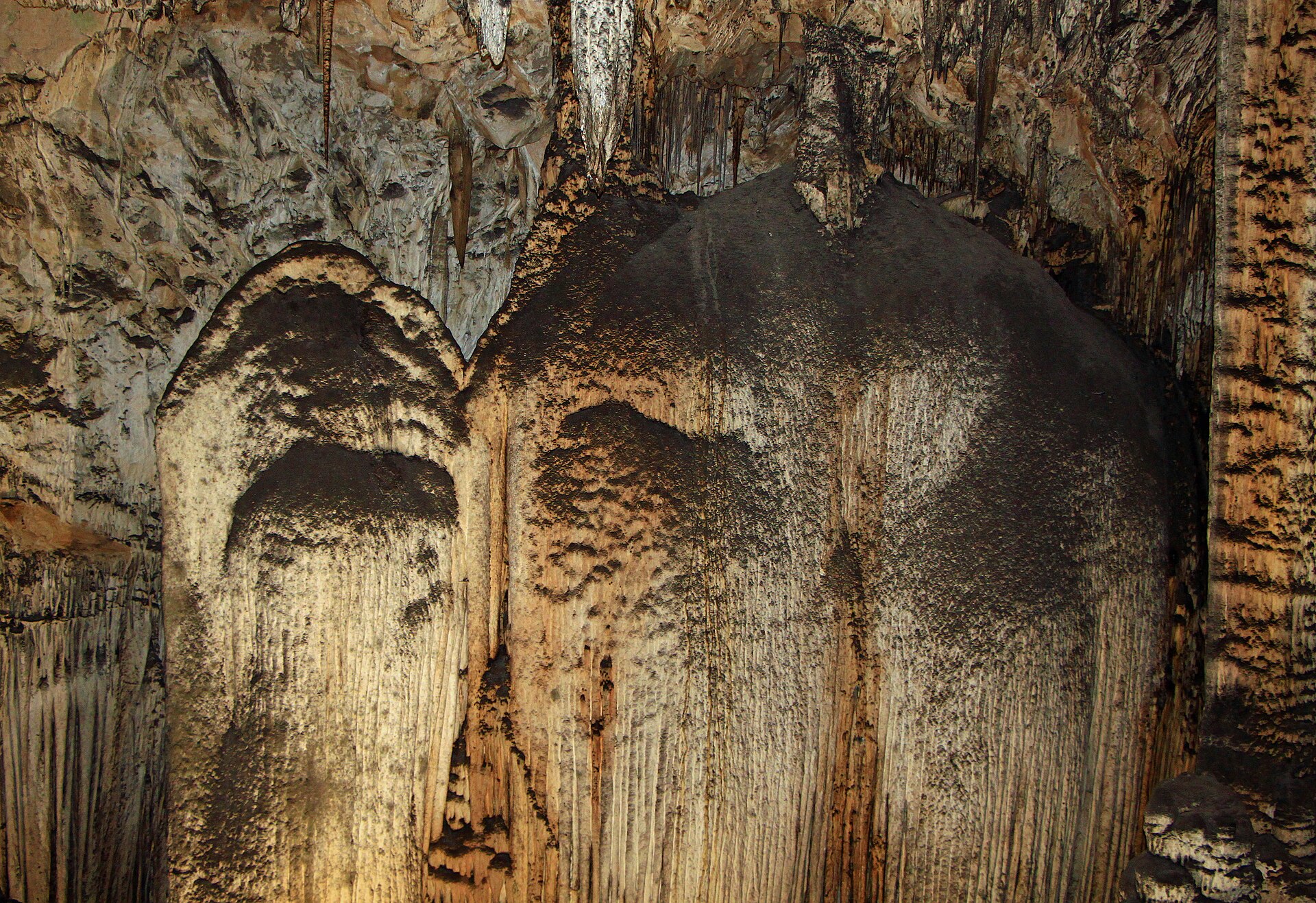 Rotsformatie in de Coves d'Artà bij Canyamel