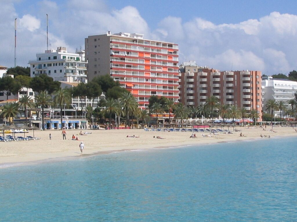 De kustlijn van Magaluf gezien vanaf het water