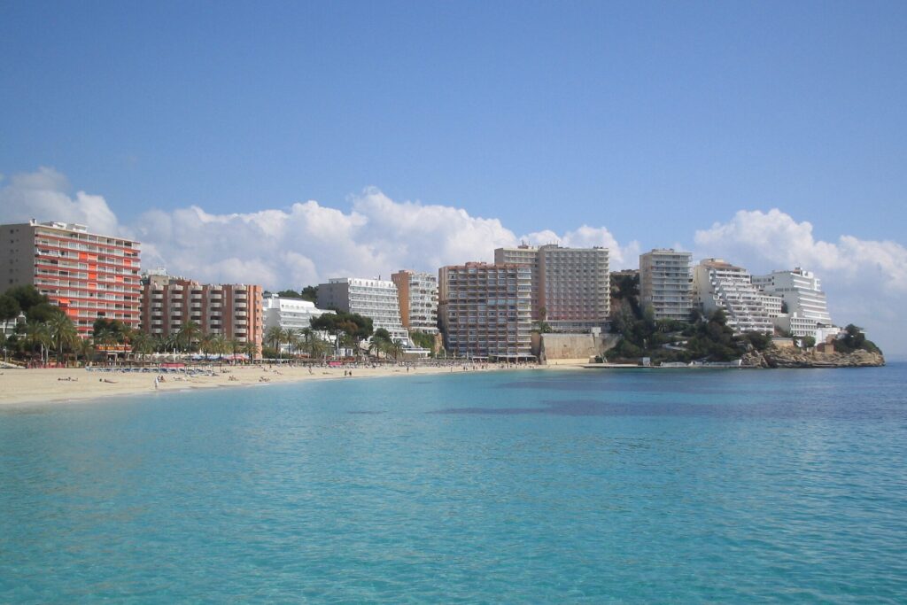 Het strand van Magaluf met de baai en hotels op de achtergrond