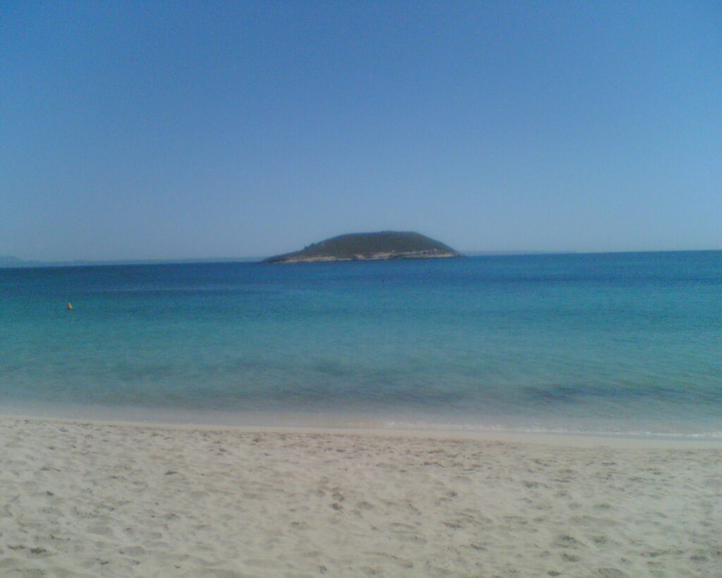 Het brede zandstrand van Magaluf met helder water