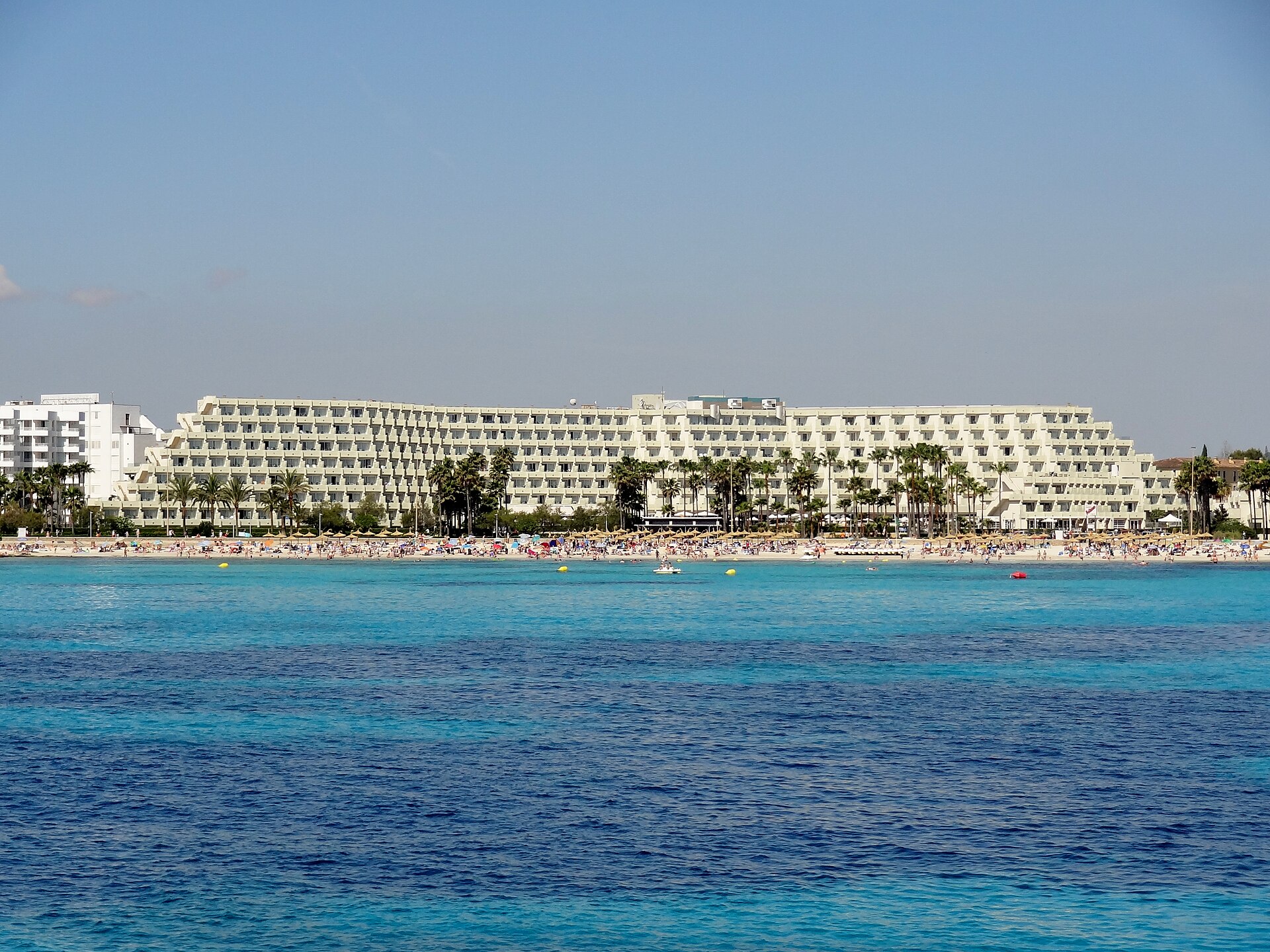 Strand en promenade van Sa Coma op Mallorca