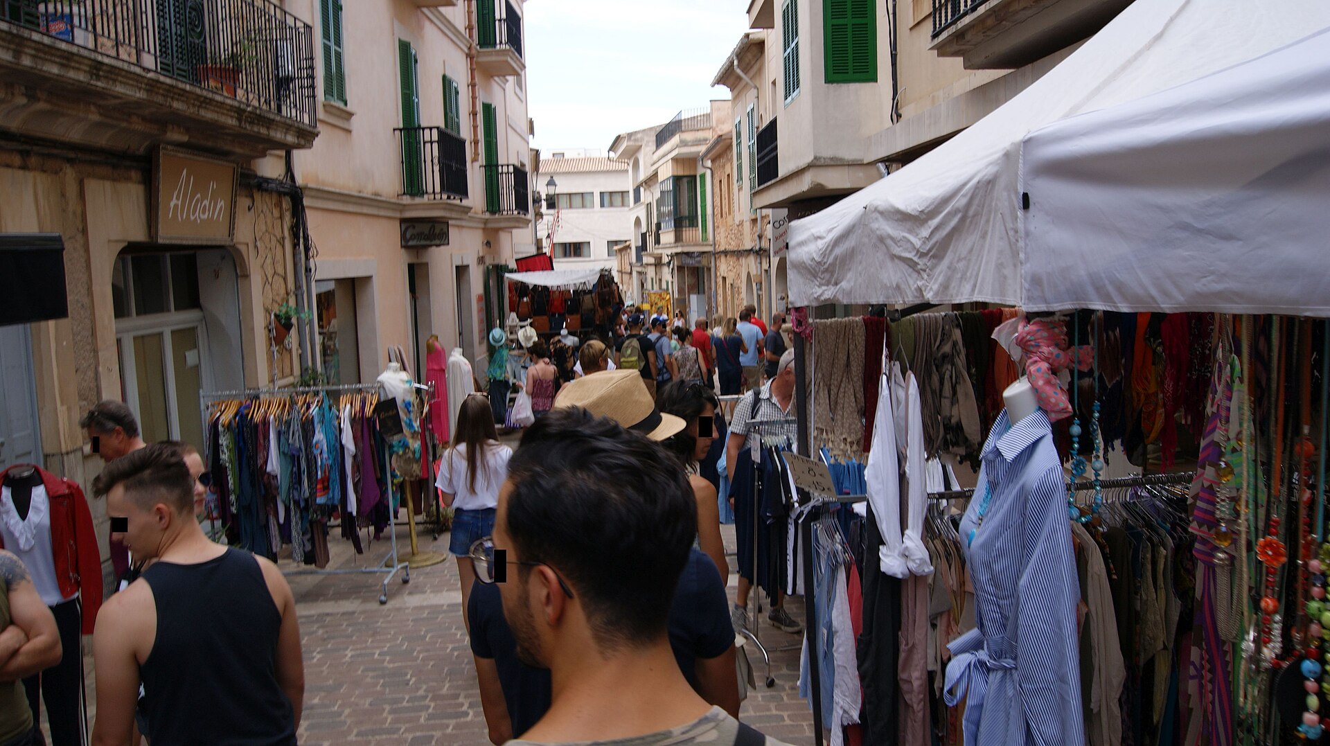 De weekmarkt in het centrum van Santanyí op Mallorca