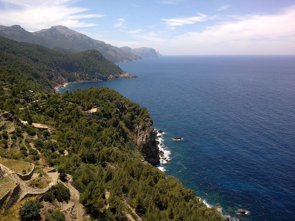 Uitzicht over de kust van de Serra de Tramuntana bij Banyalbufar