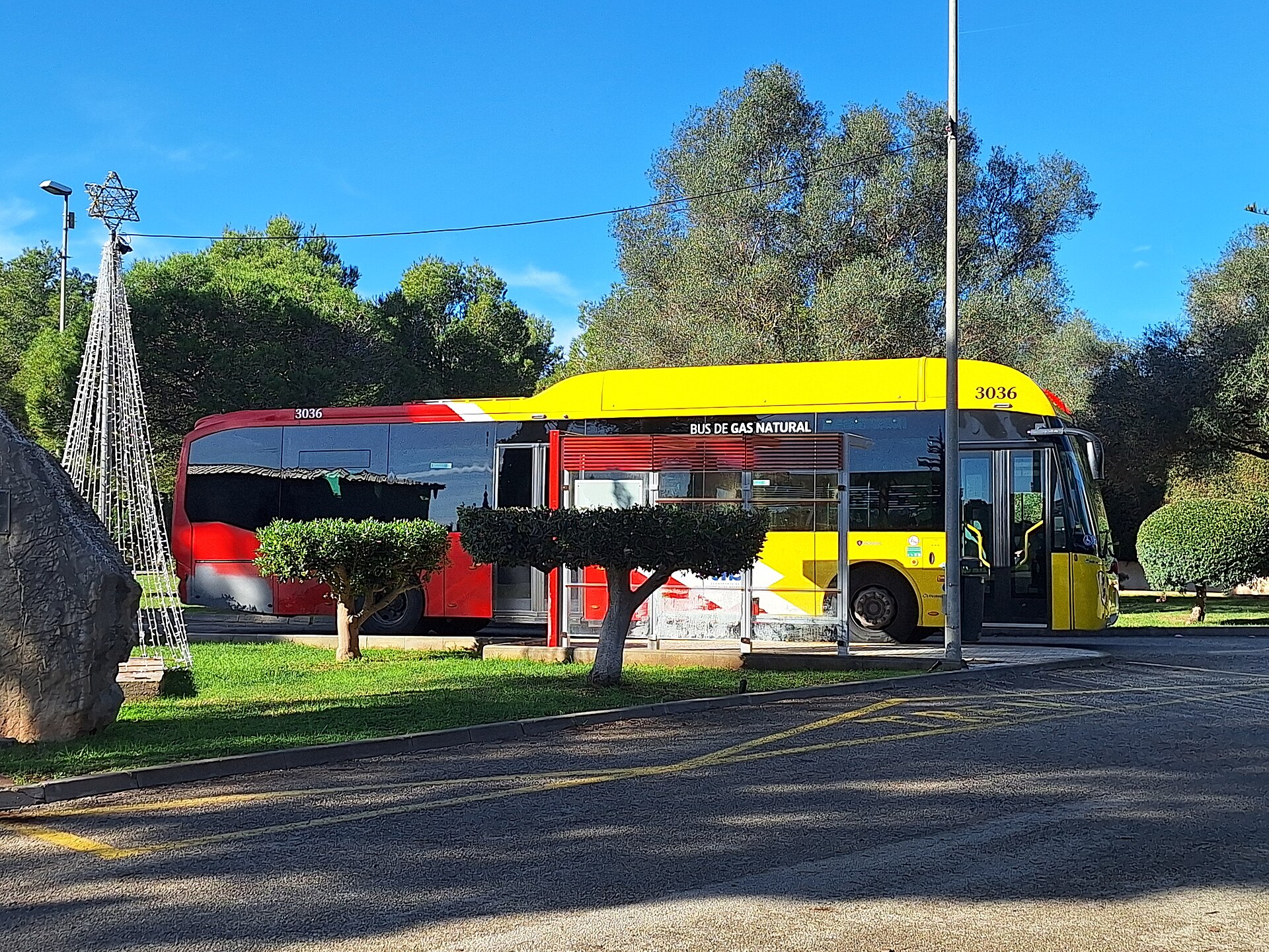Een rood-gele TIB-bus op Mallorca