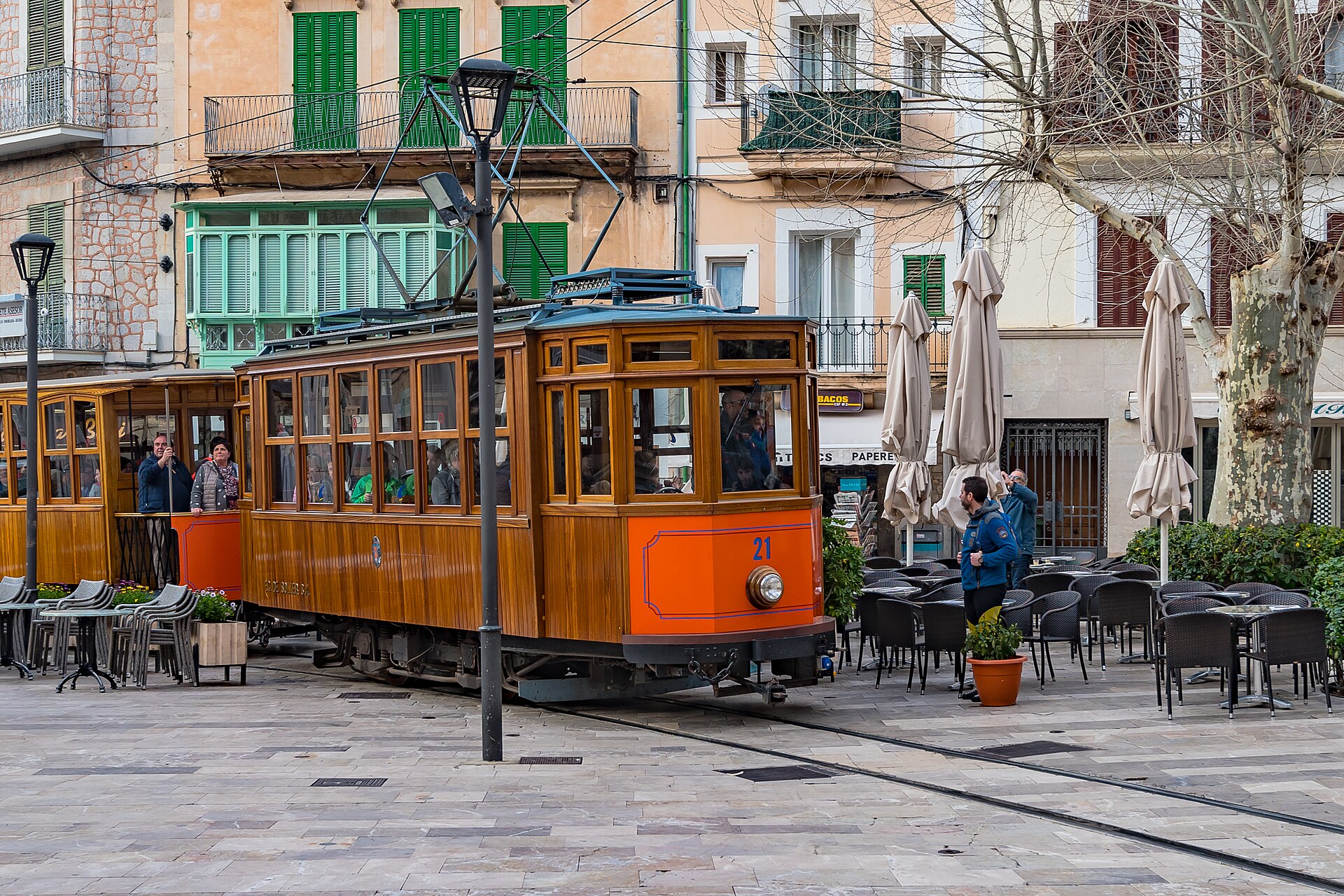 De tram rijdt door het centrum van Sóller