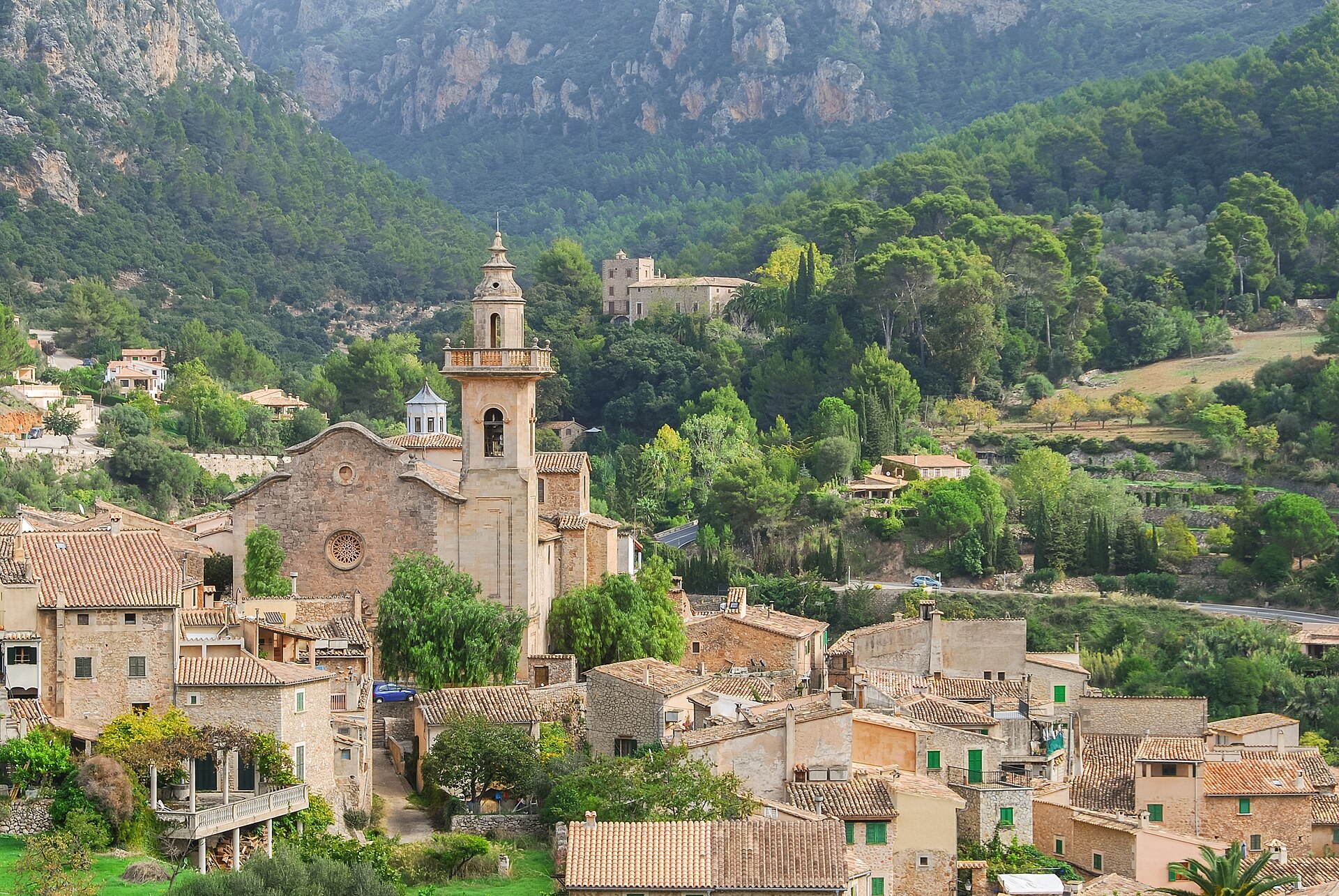 Uitzicht op het bergdorp Valldemossa, Mallorca
