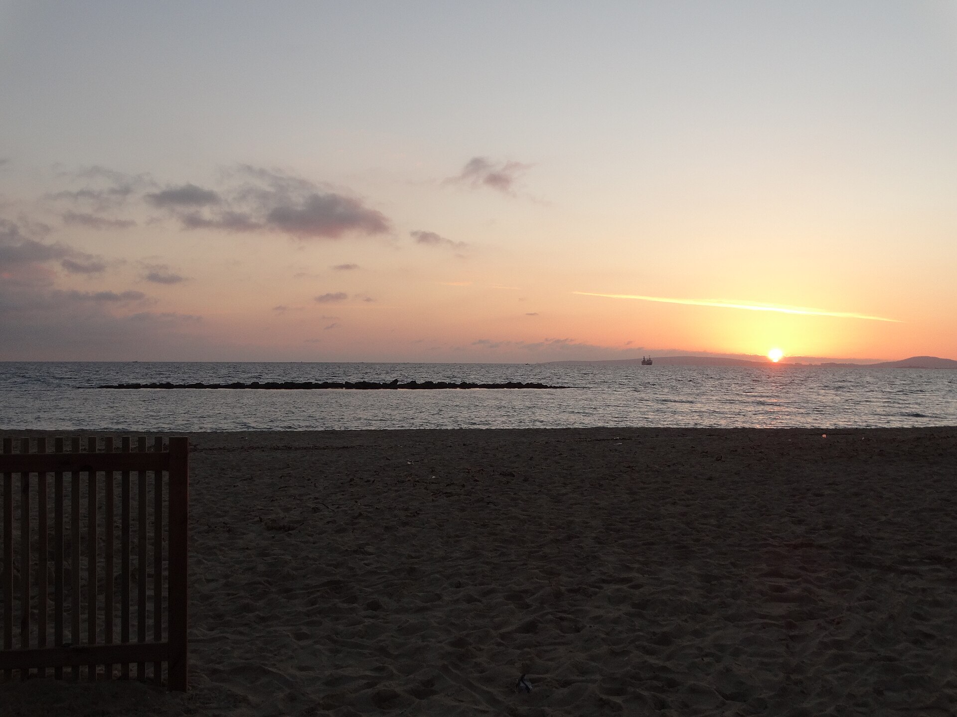Zonsondergang bij het strand van Ciutat Jardí in Palma in januari