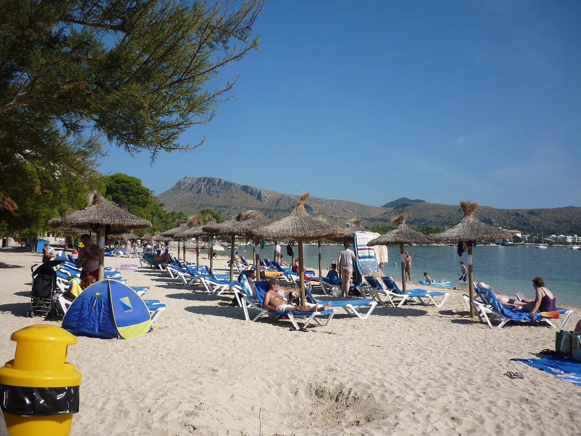 Strand van Port de Pollença op een zomerdag