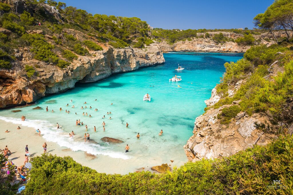 View of the bay at Calo des Moro, Mallorca (Spain) (23899506181) Turquoise water in de baai van Caló des Moro