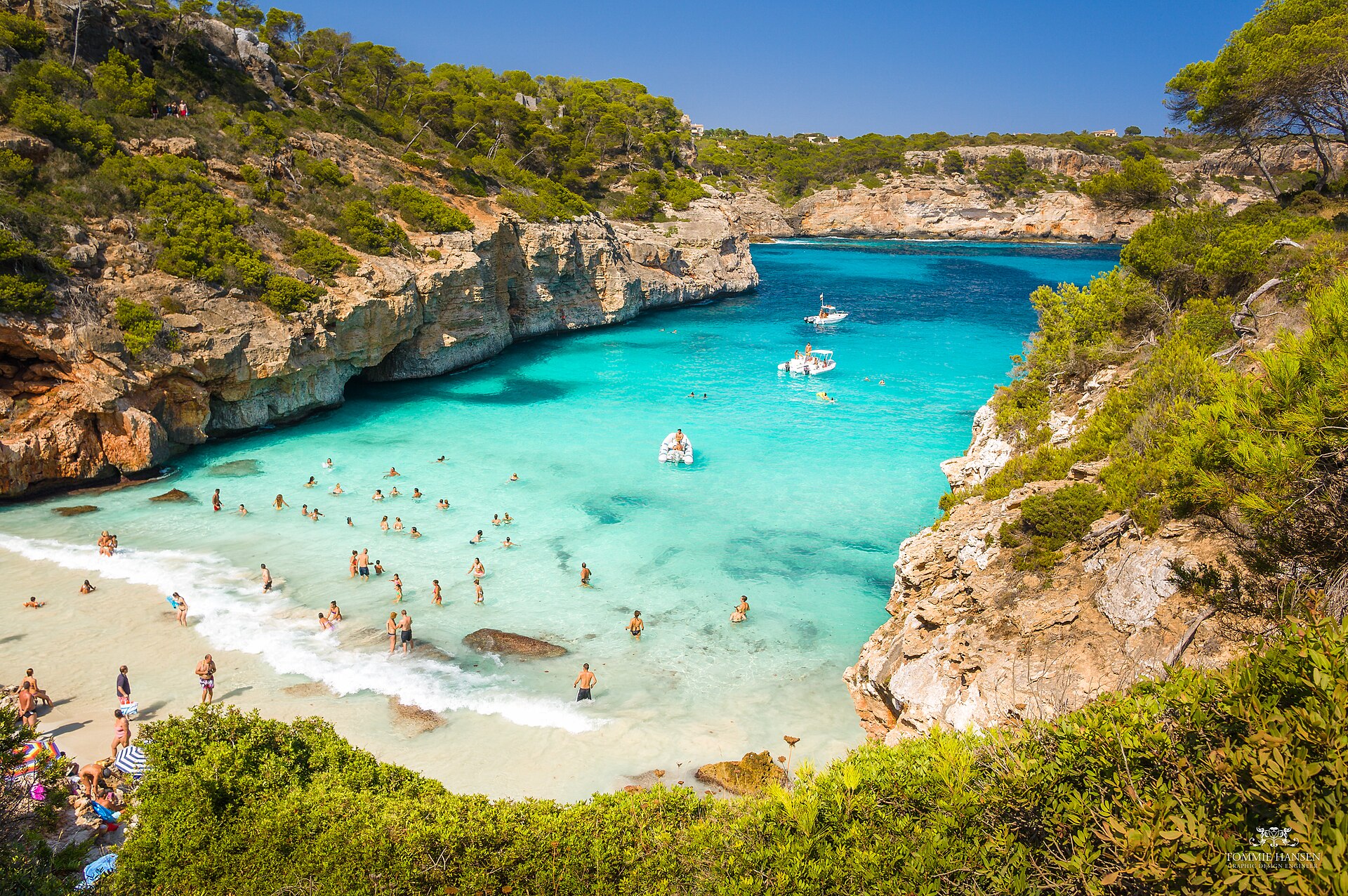 Turquoise water in de baai van Caló des Moro