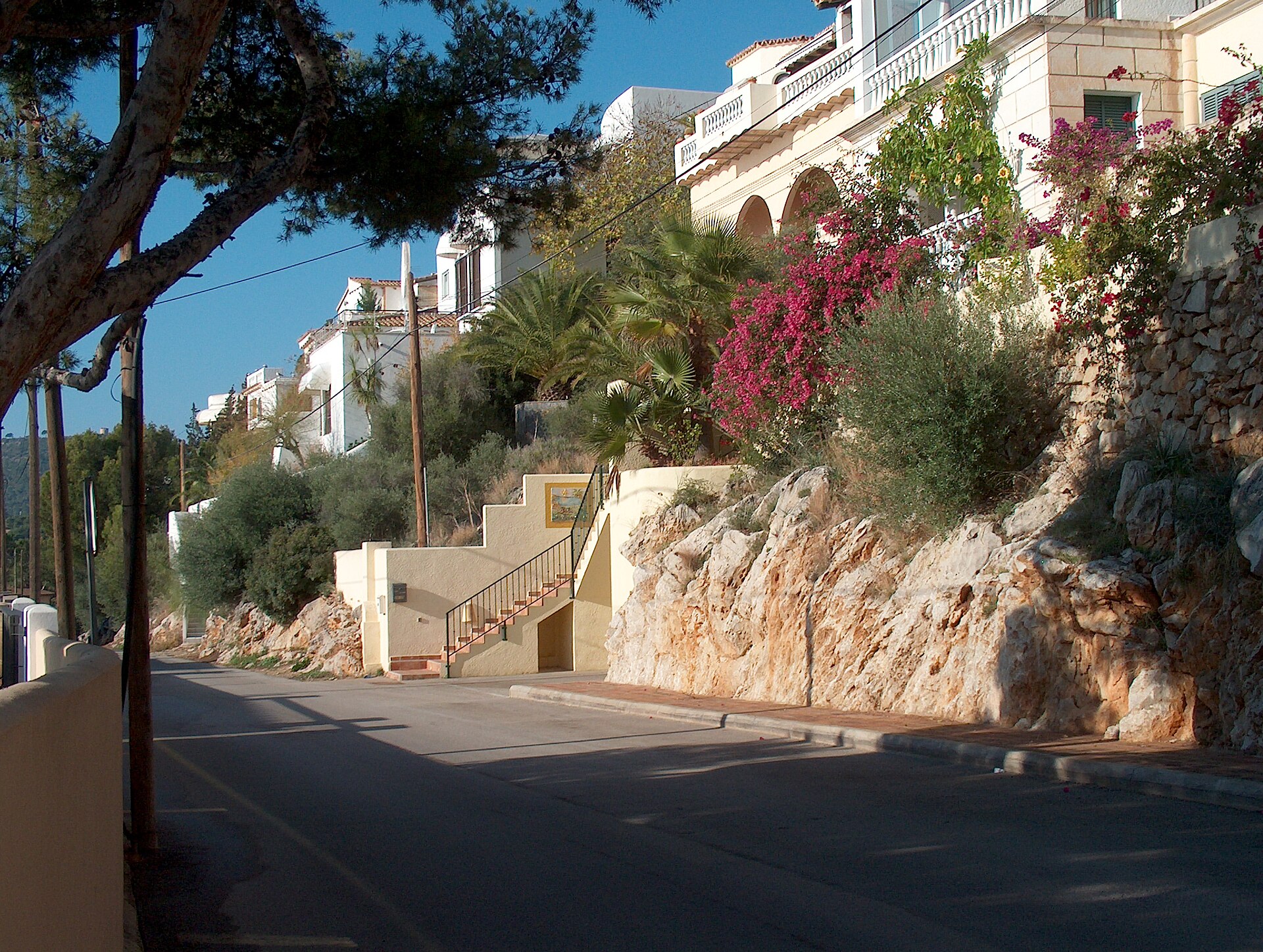 Helder water en rotsen bij Cala Fornells op Mallorca