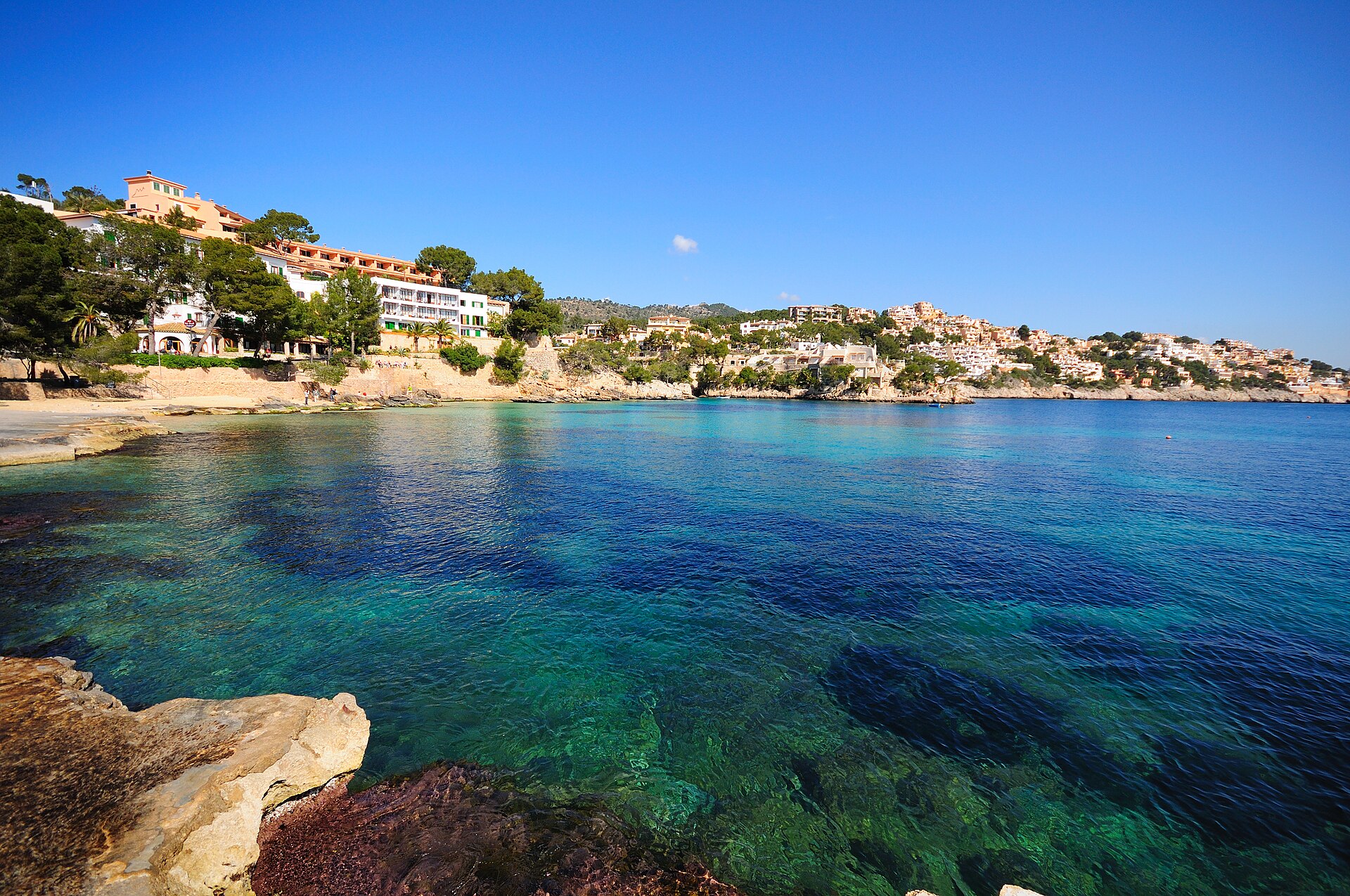 Helder water in de baai Cala Fornells bij Peguera, Mallorca