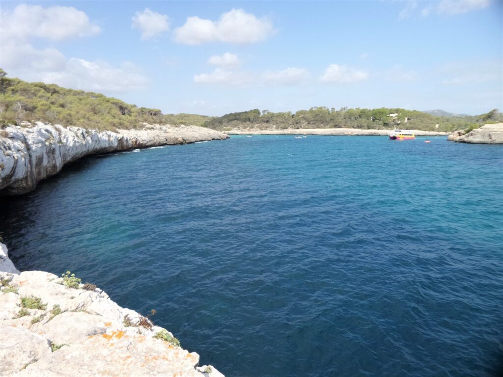 Cala Mondragó in het natuurpark bij Portopetro met helder water
